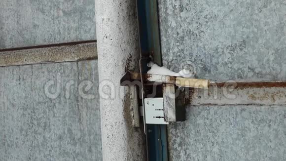 古老的金属门钥匙转动生锈的锁视频的预览图