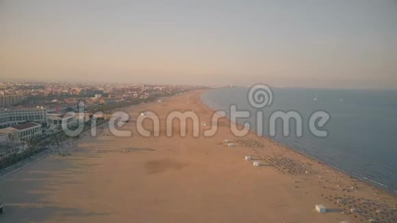 日落时大沙滩的鸟瞰图视频的预览图