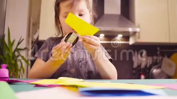 小女孩用彩纸剪鸟视频的预览图