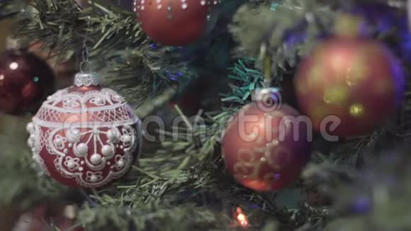 专注于圣诞节和新年装饰摘要模糊的博克假日背景闪烁的加兰视频的预览图