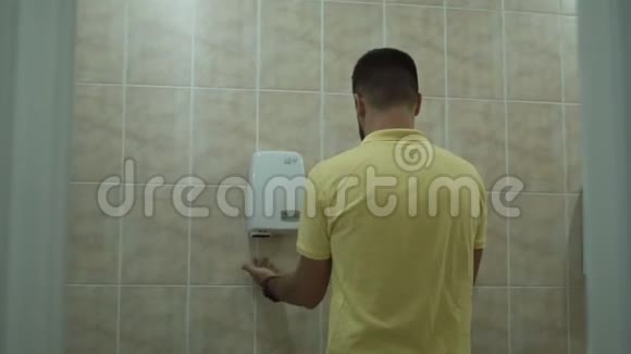 那个人正在厕所里洗手视频的预览图