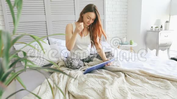 女孩坐在床上视频的预览图