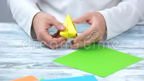 双手折叠折纸郁金香灯泡视频的预览图