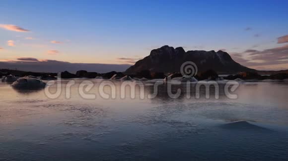 在挪威北部的维斯特伦寒冷的峡湾和群山笼罩着冬天的光芒视频的预览图