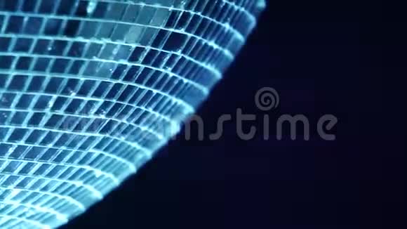 迪斯科球慢慢地转动蓝色的光线从它发光关门视频的预览图