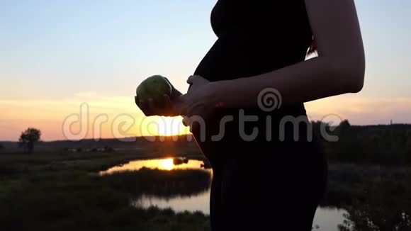 在日落时分慢动作吃孕妇的饮食视频的预览图