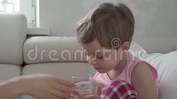 男孩感染并用注射器口服药物视频的预览图
