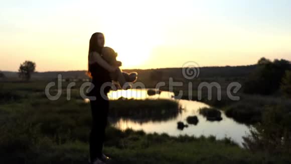 关注未来的母亲那站在日落与大玩具熊视频的预览图
