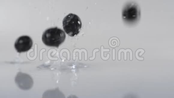 葡萄掉进水里视频的预览图