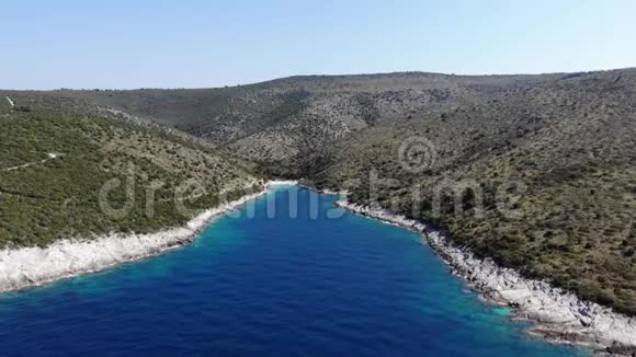 空中飞行镜头进入壮观的亚得里亚海湾视频的预览图
