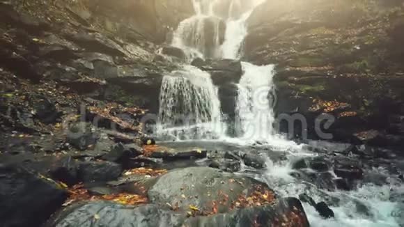 清澈的山溪瀑布秋叶视频的预览图