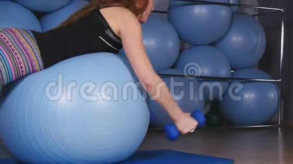 那个女人训练健身球视频的预览图