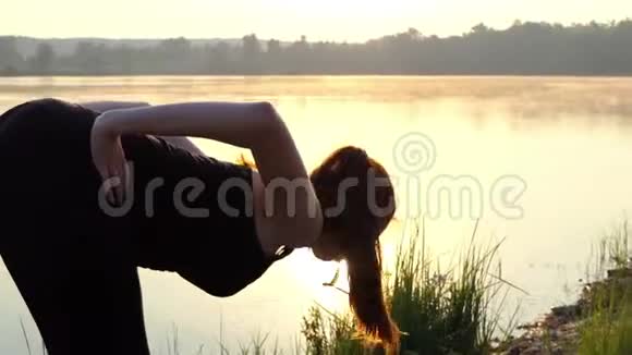孕妇在湖边日落时训练视频的预览图