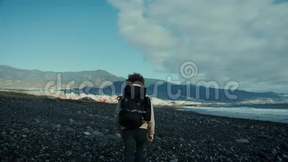 年轻的游牧民在史诗般的沙滩漫步视频的预览图