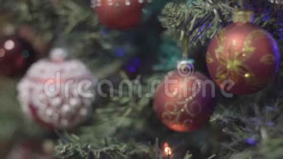 重点转移圣诞节和新年装饰摘要模糊的博克假日背景眨巴一下加兰圣诞节视频的预览图