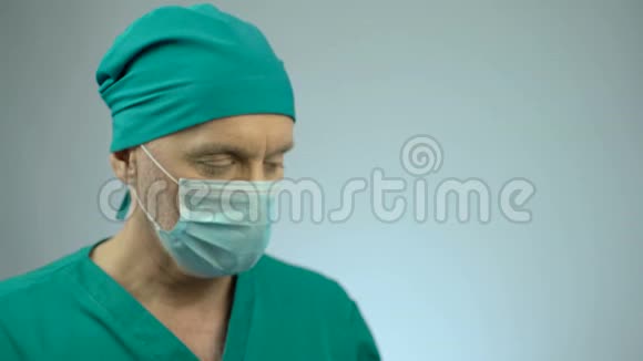 口罩麻醉师检查注射用注射器手术室视频的预览图
