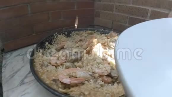 在盘子里端上真正的传统西班牙海鲜饭视频的预览图