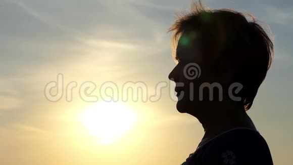 一位中年妇女戴着太阳镜在苏斯奈的湖岸上视频的预览图