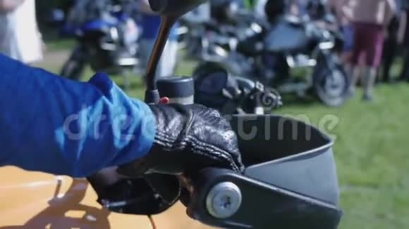 人检查摩托车手柄剪辑一个人手转动油门一只手的特写镜头视频的预览图