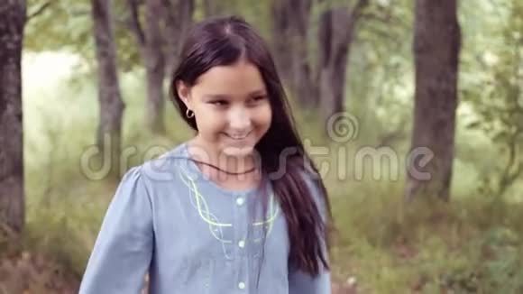 肖像一个漂亮的小女孩走着笑得很漂亮视频的预览图