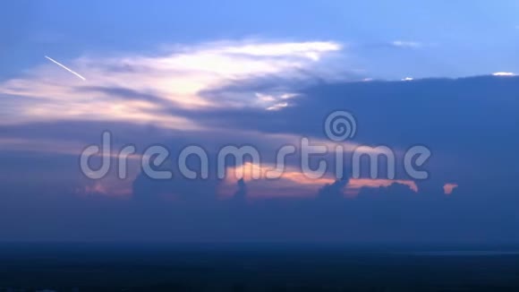 云在天空中移动日落时分视频的预览图