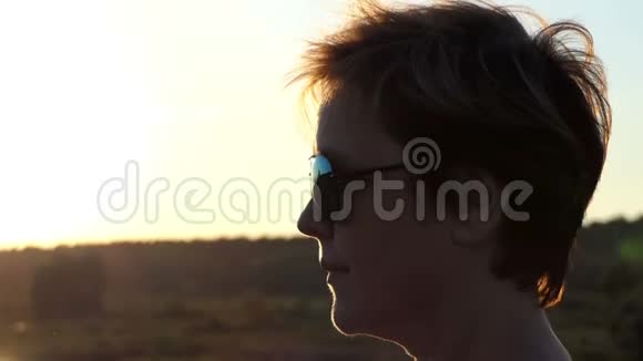 中年妇女在susnet湖畔摘下墨镜视频的预览图