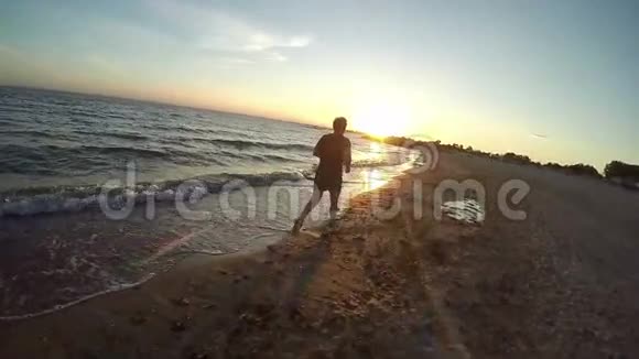 男人在日落时慢跑视频的预览图