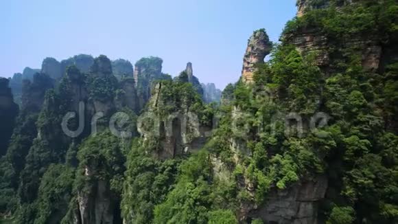 在中国著名的国家公园张家界壮观的山景中用无人驾驶飞机进行空中飞行视频的预览图