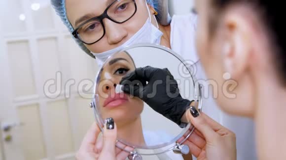 医务处美女照镜子医生用无菌餐巾纸擦拭病人嘴唇视频的预览图