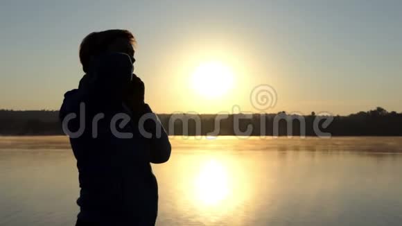 4k湖岸上的中年妇女通过智能手机通话视频的预览图