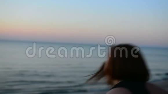 适合女性做深蹲运动海滩上的水壶视频的预览图