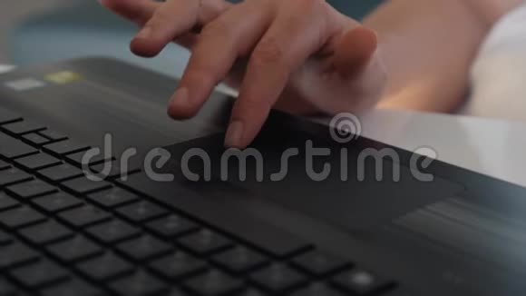 特写女性手在键盘上使用触摸板商业和网上购物视频的预览图
