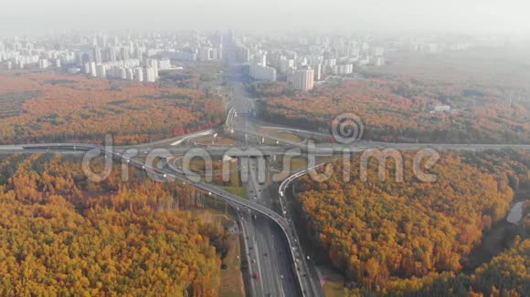 从上图可以看到莫斯科多层公路交叉口汽车交通和许多汽车交通的概念视频的预览图