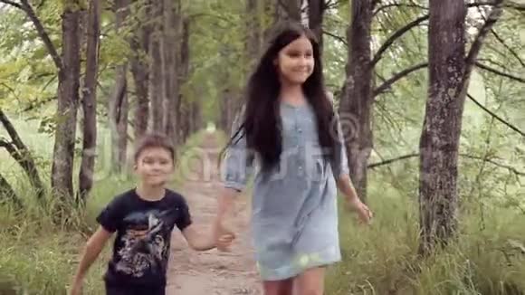 可爱快乐的小女孩和男孩牵着手微笑兄妹永远在一起视频的预览图