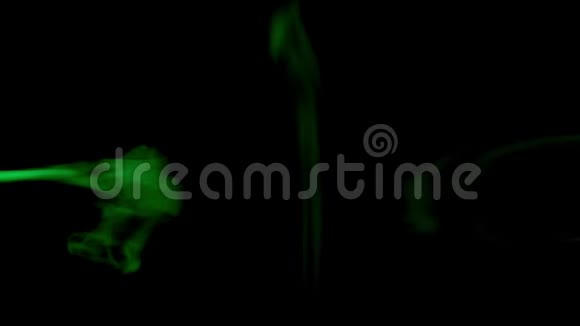 绿色的烟雾在黑暗的背景上波浪视频的预览图