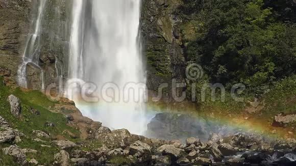 瀑布风景与彩虹慢动作录像视频的预览图