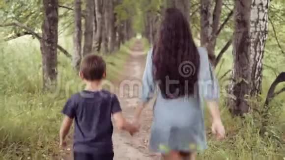 可爱快乐的小女孩和男孩在阳光明媚的夏天沿着马路跑步视频的预览图