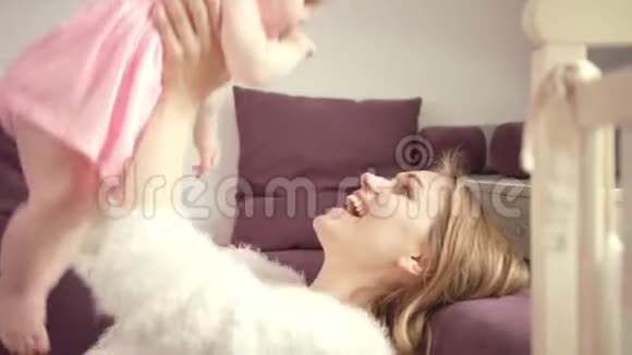 幸福的妈妈手里抱着宝宝可爱的小女孩和妈妈一起享受生活视频的预览图