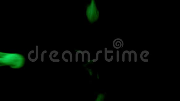 绿色的烟雾在黑暗的背景上波浪视频的预览图