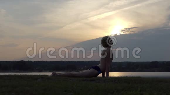 年轻人躺在索洛莫湖畔的眼镜蛇中视频的预览图