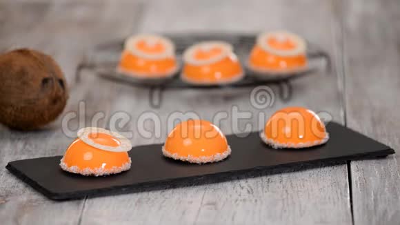 芒果和椰子摩丝甜点用橙色镜面釉涂层视频的预览图