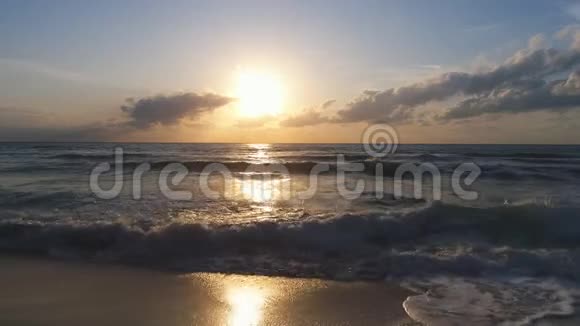 轻松励志的晨过海涛海滩日出视频的预览图