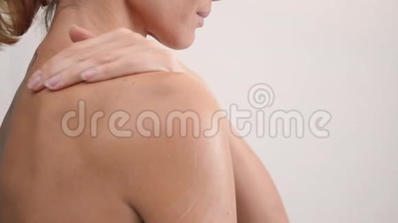 肩部和女性背部乳液扩散慢动作特写视频的预览图