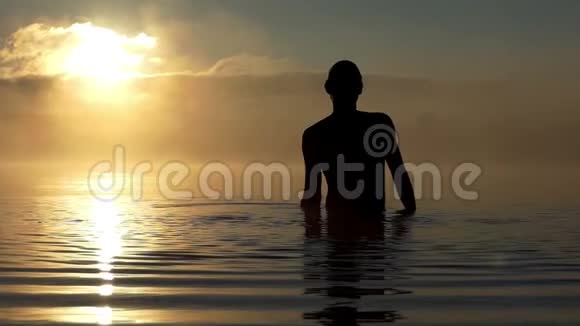 夕阳西下阿尔蒂人在湖中扬起水流视频的预览图