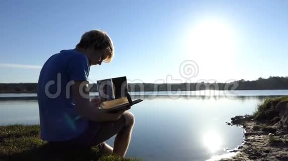 夏天年轻人在湖岸看家庭照片视频的预览图