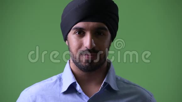 年轻英俊留胡子的印度商人戴着头巾视频的预览图