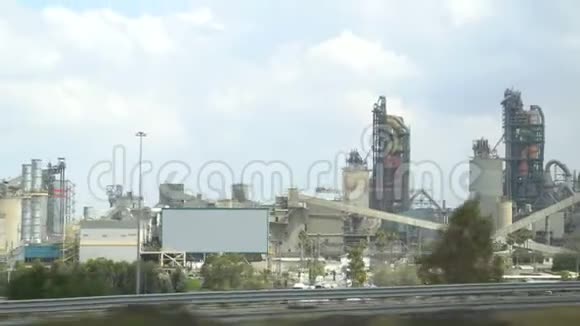 高速公路附近的工业厂房视频的预览图