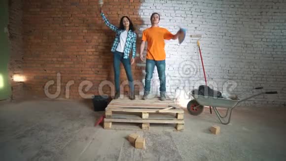 建筑工人和带工具的女孩在房子里修理尽情跳舞吧视频的预览图