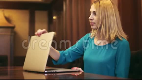 漂亮的女人用笔记本电脑和键盘打字视频的预览图