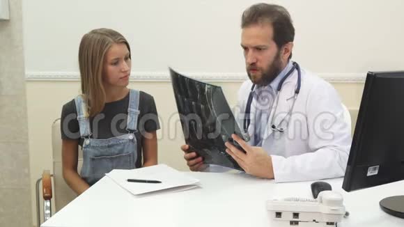 医生正在给病人看她的X射线视频的预览图